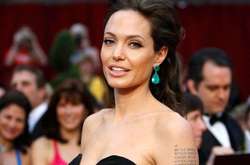 Папарацци засекли Анджелину Джоли в сексуальном пеньюаре на балконе в Париже