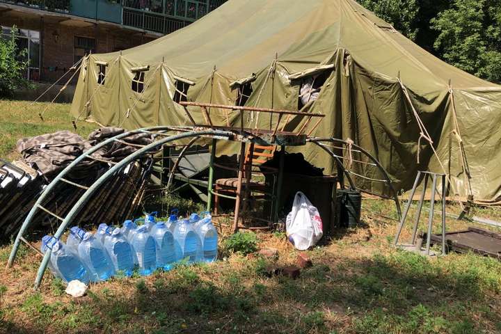 На Луганщине дал трещину дом: жильцов переселили в палатки (фото)