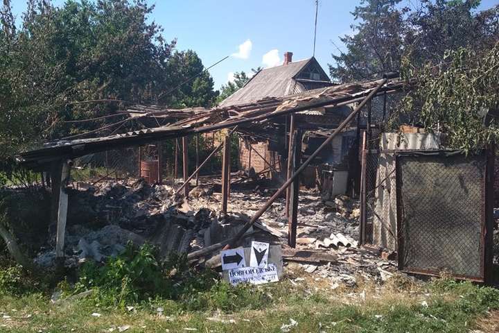 У Новгородському внаслідок обстрілу бойовиків згоріла господарська будівля