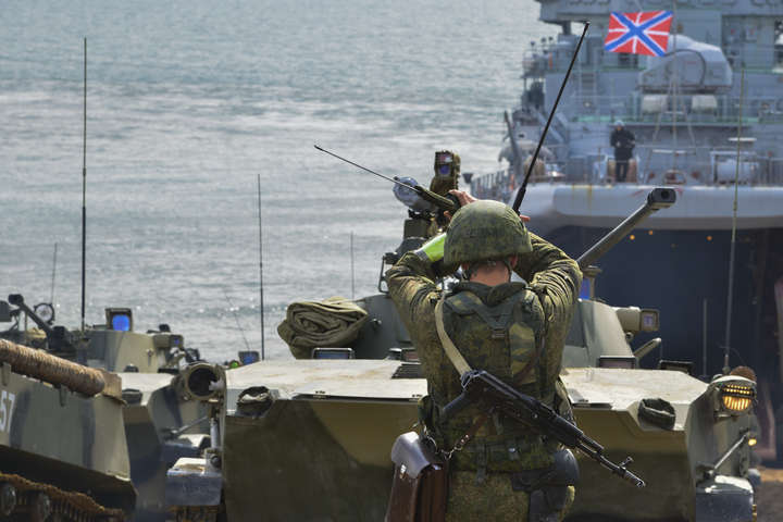 РФ проводить масштабні військові навчання в окупованому Криму