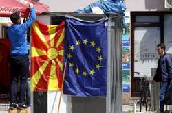  Прапори Північної Македонії та Євросоюзу 