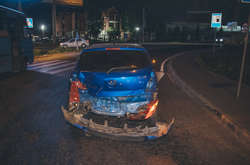 На Окружній в Києві жінка на Audi влетіла в Hyundai і знесла дорожній знак (фото, відео)