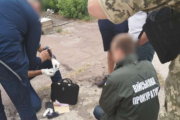 <p>Під час одержання неправомірної вигоди 9 липня офіцер був затриманий</p> - В Чернігові офіцер за хабарі влаштовував на військовому аеродромі пейнтбол