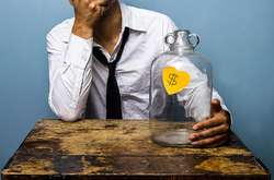 Рогульські пояснює, що «часто буває так, що постачальник неправильно закуповує електроенергію, неправильно розраховує свої фінансові ресурси, а закінчується це банкрутством»