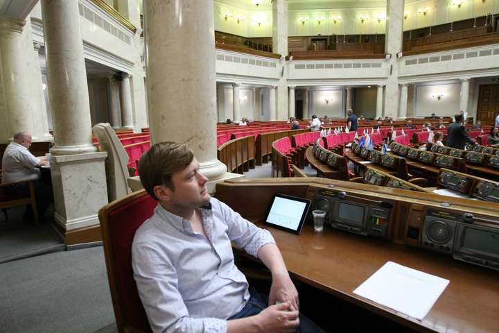 З 6 червня Верховна Рада розглядає правки до Виборчого кодексу і засідання проходять в напівпустій залі - Дематюкізація, кастрація, зоотерапія і 13-та пенсія. Прощальна законотворчість Ради