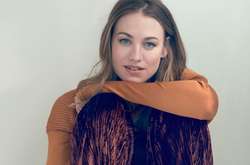 Звезда сериала «Рассказ служанки» стала звездой Elle: стильные фото