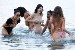 Пляжные вечеринки с моделями и рэперами: как проходят греческие каникулы Кендалл Дженнер 