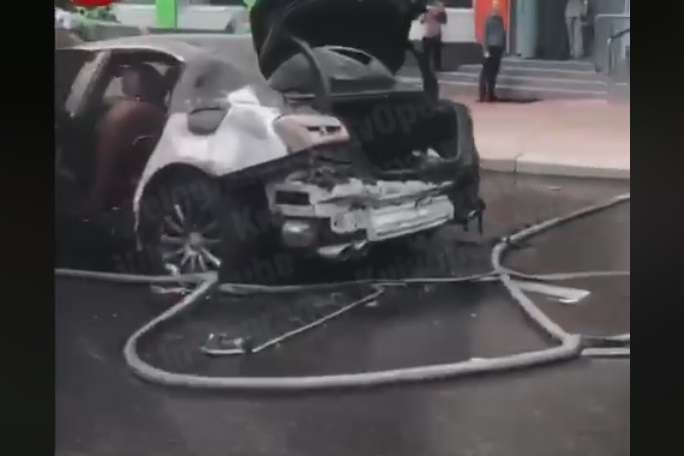 Посеред дороги у центрі Києва загорівся Maserati (відео)