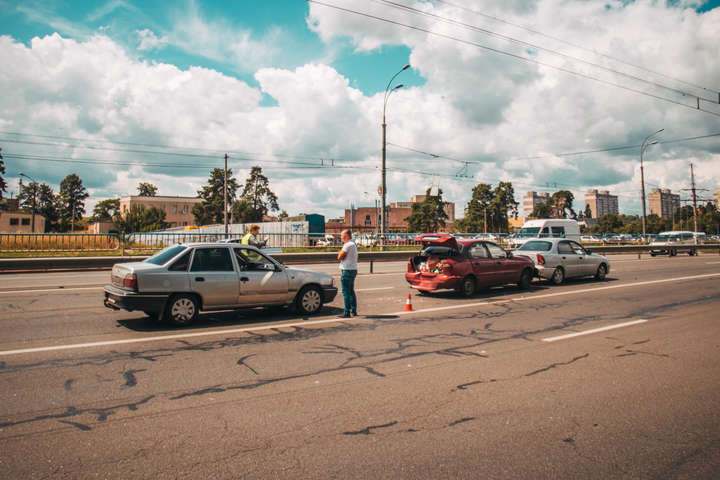 На бульварі Перова зіткнулися три автомобілі Daewoo (фото, відео)