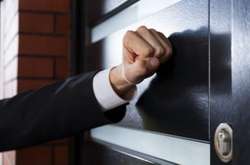 Оголошено підозру колекторам, які увірвалися до квартири киянки і побили її