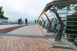 Тріщина біля основи однієї з огорож