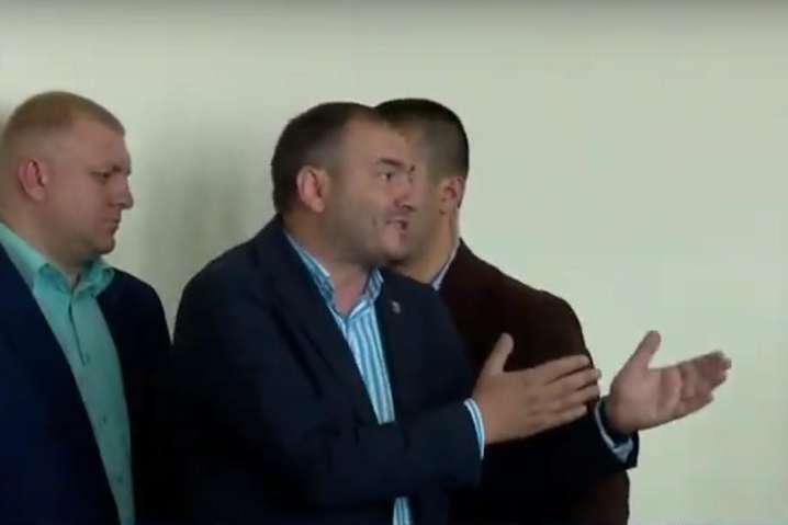 Бориспільський чиновник, якого з наради вигнав Зеленський, кардинально змінив свою позицію (відео)