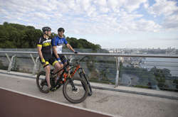 Братья Кличко на велосипедах показали магию Киева (фото, видео)