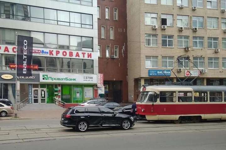 У Києві ДТП на годину заблокувала рух трамваїв (фото)