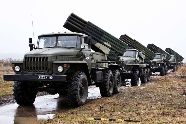 На Донбасі зафіксували реактивні системи залпового вогню, танки, гаубиці та ЗРК