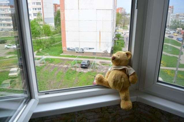 На Київщині з початку літа з вікон випали п’ятеро дітей