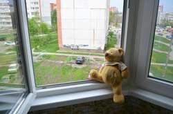 На Київщині з початку літа з вікон випали п’ятеро дітей