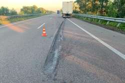 На трасі Київ - Харків вантажівка Volvo збила на смерть жінку