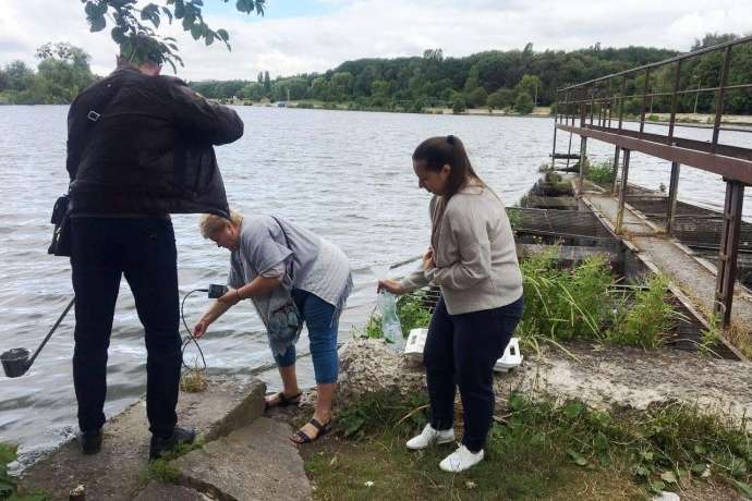 Екологи відібрали проби води у Вишенському озері через загибель рибис