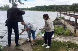 Екологи відібрали проби води у Вишенському озері через загибель рибис