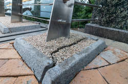  Тріщина біля основи однієї з огорож   