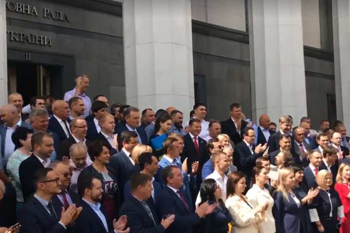 Народные депутаты VIII созыва спели прощальный гимн на ступеньках Верховной Рады (видео)