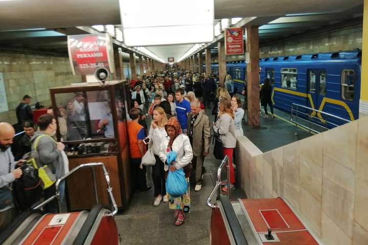 Жінка, яка впала на колії в метро Києва, померла