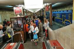  На станції метро «Контрактова площа» колапс через зупинку руху потягів  