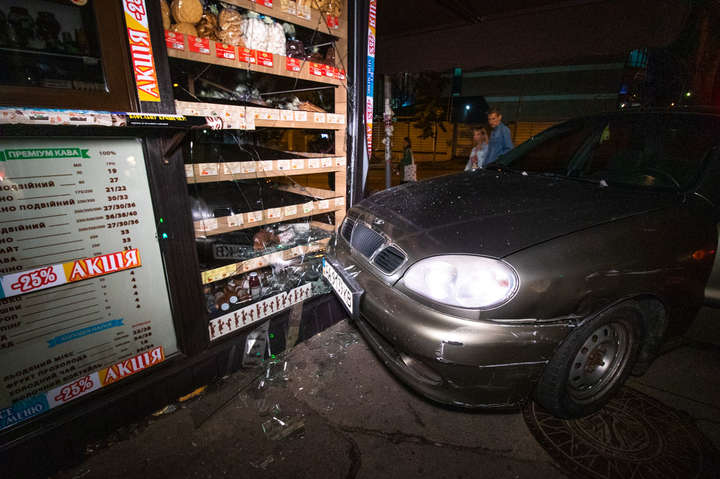 У Києві автомобіль, про викрадення якого заявив власник, в’їхав у кіоск (фото, відео)