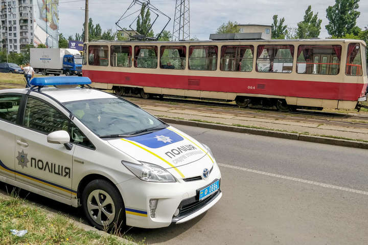 У Києві у трамвая відмовили гальма: жінка випала на ходу (фото, відео)