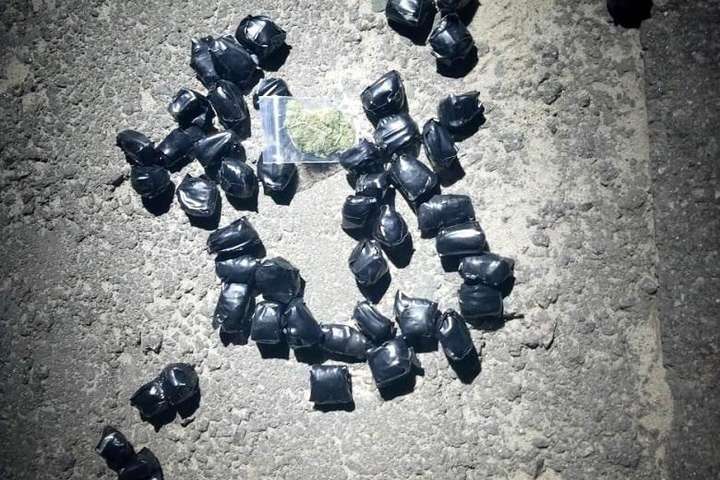 У Києві спецпризначенці затримали молодика за збут наркотиків через закладки