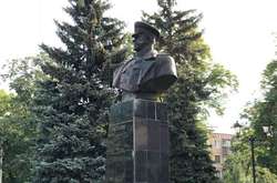 В Інституті нагадують, що, згідно з законом про засудження комунізму і нацизму, комуністичною символікою є, зокрема, пам’ятники, присвячені людям, які обіймали керівні посади в комуністичній партії за часів СРСР