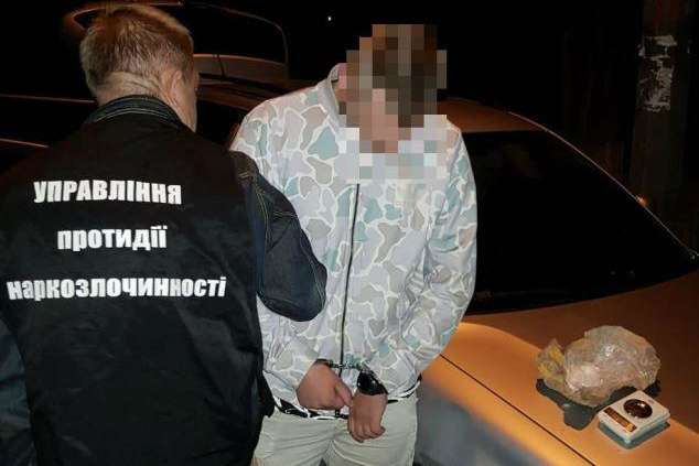 На Печерську затримали чоловіка з партією кокаїну на 300 тис. грн