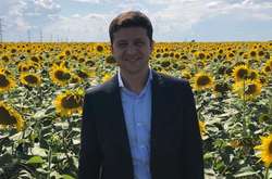 Владимир Зеленский умилил сеть снимком в подсолнухах