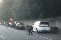 Правоохоронці заявили, що водії, які встигли забрати собі гроші з дороги, повинні будуть все повернути