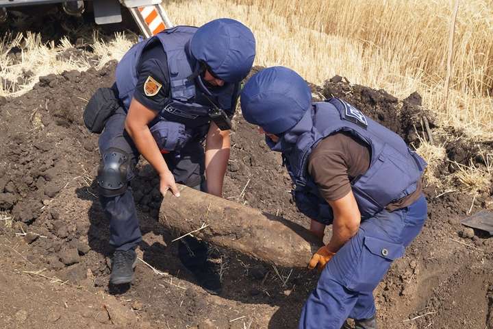 Рятувальники на Донбасі знешкодили майже 250 вибухонебезпечних предметів (фото)
