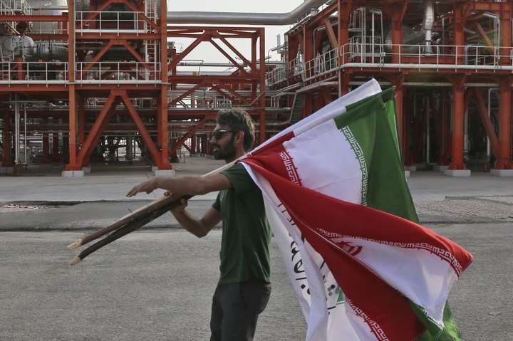 Іран збирається і далі експортувати нафту, незважаючи на санкції
