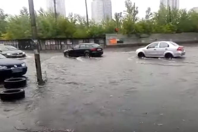 Злива затопила вулиці Києва