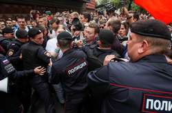  За словами протестувальників, їх били в живіт і по голові, тягнули за волосся 