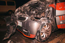  Вогонь пошкодив капот і моторний відсік машини 