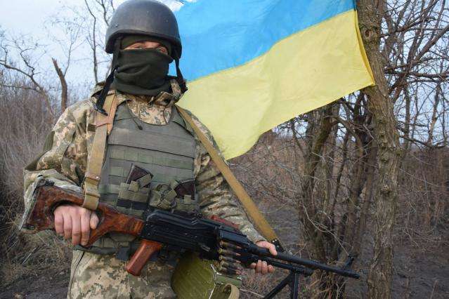 На Донбасі - вісім порушень тиші, окупанти стріляють із мінометів та озброєння БМП