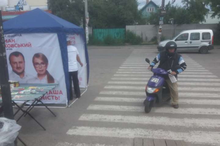 Щоб краще бачили, за кого голосувати: на Київщині фонд кандидата безкоштовно роздавав окуляри