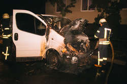 Вогонь охопив моторний відсік автомобіля 