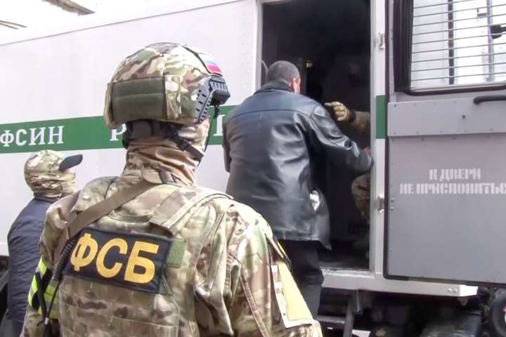 ФСБ заявила про затримання двох українців на в'їзді в Крим