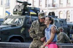 Український військовий в очікуванні на початок репетиції військового параду в центрі Києва, 22 серпня 2018 року