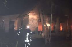 Будинок було повністю охоплено вогнем