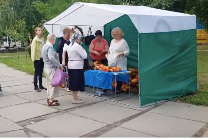 У Києві ексмер Омельченко пригощав виборців овочами та наливкою
