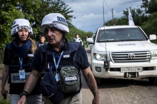 ОБСЄ помітила на окупованій Луганщині окупантів із пов’язками «СЦКК»