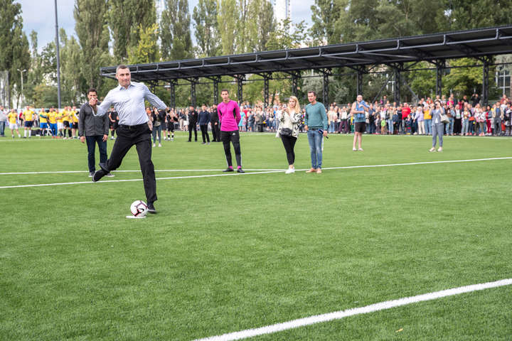 Кличко поганяв м’яча на новому стадіоні в Києві (фото)