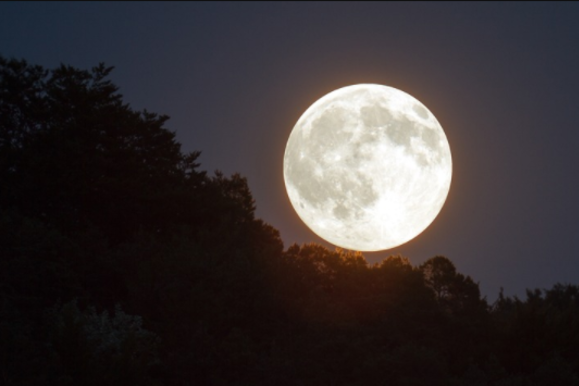 Сьогодні вночі українці зможуть побачити попелястий Місяць 